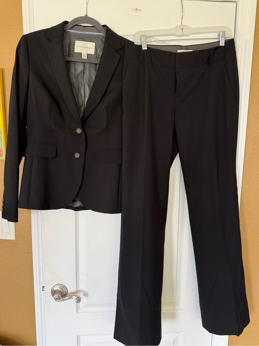 Banana Republic Martin Fit Black 2 Pc Pantsuit W/2 Button Blazer& Trousers. Sz 6